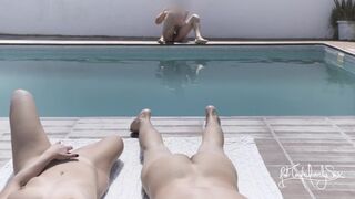 Flitsen en morsen aan een vreemdeling in een nudisten resort!