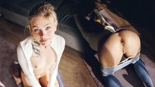 Kleine blonde tiener neukt hard in haar yoga broek