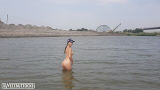 Hij baadt naakt in de rivier en doolhoven op het strand
