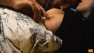 Hete kussen en borst likken voor een tiener met perfecte tepels