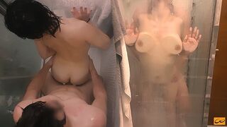 Ik neuk mijn stiefzus in de douche terwijl de ouders weg zijn