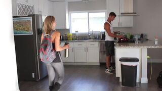 Hot blond fitness meisje geeft haar vriendje een sletterige pijpbeurt en slikt het door