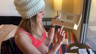 Miss Stacy gaat je haar nep-dick masker laten zien!