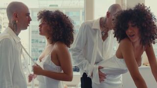 Beatrice geheimen belt de roomservice en krijgt een grote fuck van Spender