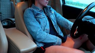 Hete dame in de auto masturberen ondergedoken