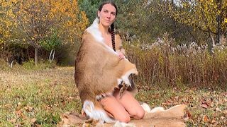 Wild bos nimf masturbeert naakt in de bomen