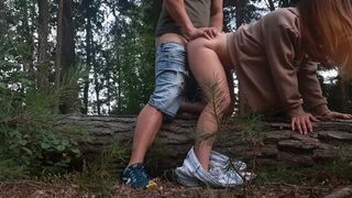 Een vreemde neukt hem in een hondenwinkel nadat ik hem in het bos heb gepijpt