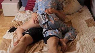 Mostoha mam ving haar stiefzoon met porno en hielp haar ervan te genieten snel