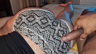 Mostoha's zoon leert me neuken op de kleine bank zonder lawaai zodat mijn ouders mijn kreunen niet kunnen horen