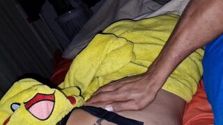 Mijn vader komt naar mijn bed en schiet op mijn poesje