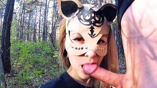 Blond schoolmeisje masturbeert en zuigt lul in het bos - publieke pijpbeurt