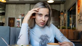 Afstandsbediening vibrator in een druk cafe - Letty zwart