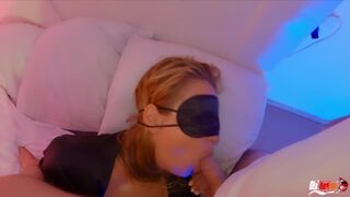 Ik verras mijn stiefdochter in bed en neuk haar mond