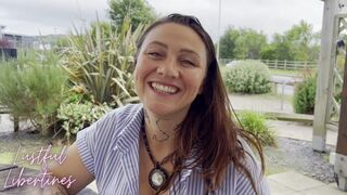 Een volwassen vrouw neemt mijn 40-jarige maagdelijkheid af