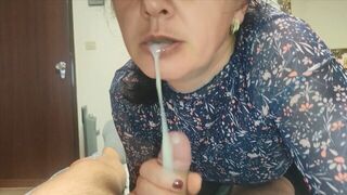 Vertel het niemand! Hot stiefmoeder met een pijpbeurt helpt haar stiefzoon en krijgt in haar mond