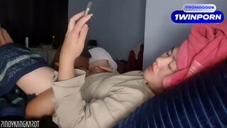 Nya houdt van de manier waarop ze haar poesje hard neuken