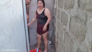Filipina meisje in de badkamer, hard geneukt