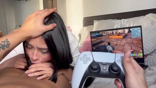 Mijn hete stiefzus laat me niet met Fortnite spelen en me besproeien