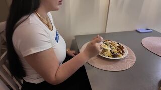 Hete 20-jarige meisje neuken zichzelf op een eerste date