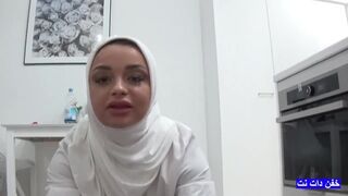 Arabische milf belt zijn stiefzoon's vriendje voor een harde neukbeurt terwijl hij aan het werk is