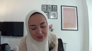 Hete Egyptische milf bedriegt haar man met zijn collega tijdens een wild neuken