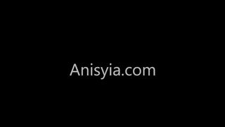 Anisya zuigt de reus lul hard op livejasmin