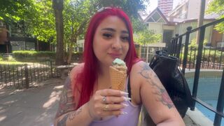 Rood Argentijns meisje houdt van ijs en zuigt aan mijn lul