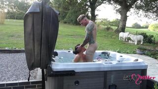 Passioneel buiten neuken in een hete jacuzzi op een schuur weekend
