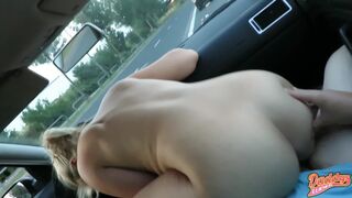 Ze heeft een hete blondine in de auto