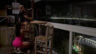 Een glas drank veranderde in een hete neuken op het balkon