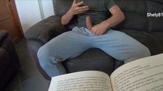 Zoon van een brutale stiefzoon! terwijl de stiefmoeder leest, kijkt ze porno en slaat haar lul