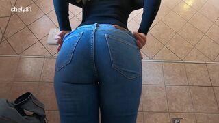 Ze draagt sexy sexy jeans, toont haar grote kont en masturbeert