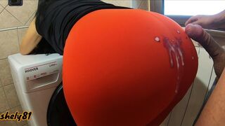 Hot stiefmoeder in legging krijgt haar opgewonden en laat haar stiefzoon aai haar en schieten haar kont