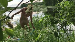 Ze verandert hete rode tiener bikini en vinger haar kut