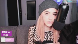 Gia bakker spreekt vies tegen je in de microfoon in asmr