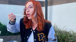 School meisje geeft de leraar een pijpbeurt voor een burger