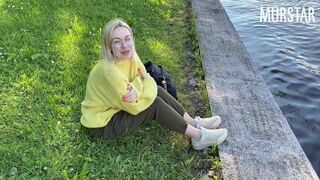 Webcam meisje wordt betaald voor zuigen in het park