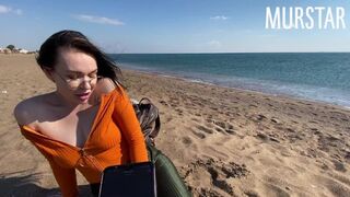 De teef begon interactieve spelletjes te spelen en zoog op het strand