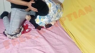 Hete Arabische milf geneukt door de jonge man, en hij gaat het twee keer in zijn hoofd doden