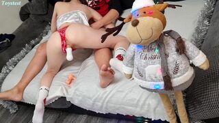 Tiener amateur meisje laat je zien hoe ze wil een wild trio met een nep lul