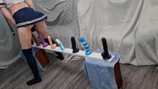 Dun tiener rijden hard op nep lullen naar het enorme orgasme