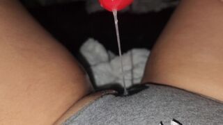 Porno kijken, haar slipjes zijn doorweekt, en ze geniet ervan!