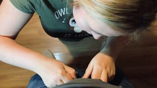Stomme teef met een lul in haar mond