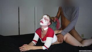 Harley Quinn zuigt de reus lul hard en rijdt het tot het wordt genoten in een nacht versie