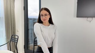 Hete Ava werkt hard om de baan te krijgen en vult zijn mond