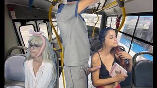 Perverseling op de bus wrijft naar vrouwen in het openbaar!