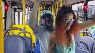 Ze neuken een buitenlandse schoolmeisje in de bus!