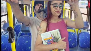 Tiener meisje geneukt door een vreemdeling in een openbare bus