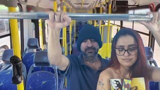 Student meisje wordt geneukt door een vreemdeling in de bus van achteren!