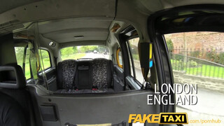 FakeTaxi poesje op het punt om een porno ster te worden laat zien wat ze kan doen